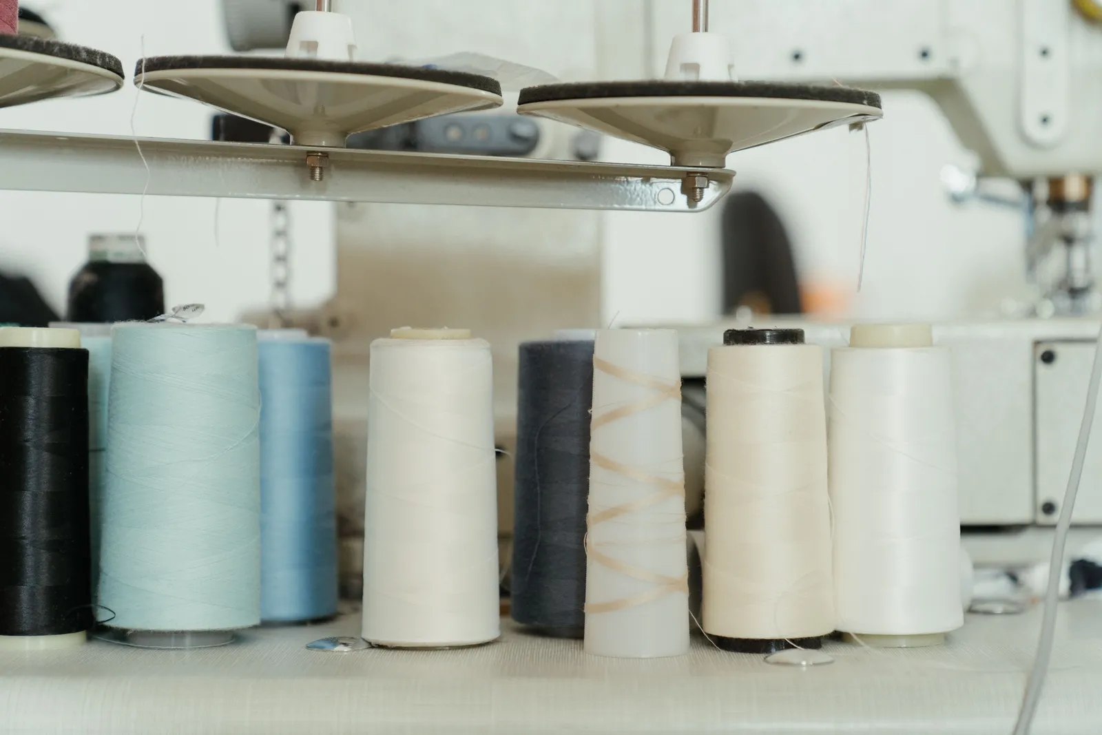 Cones de linha em máquina de costura industrial de confecção