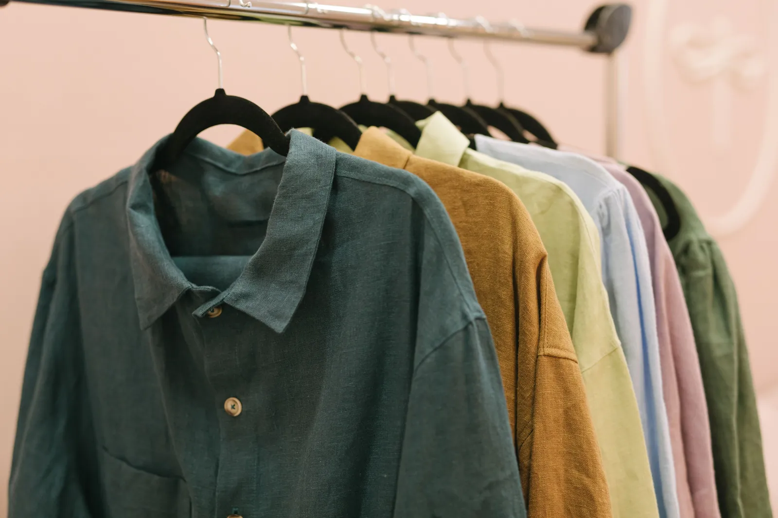 Camisas prontas em cabides, aguardando a etiqueta da marca
