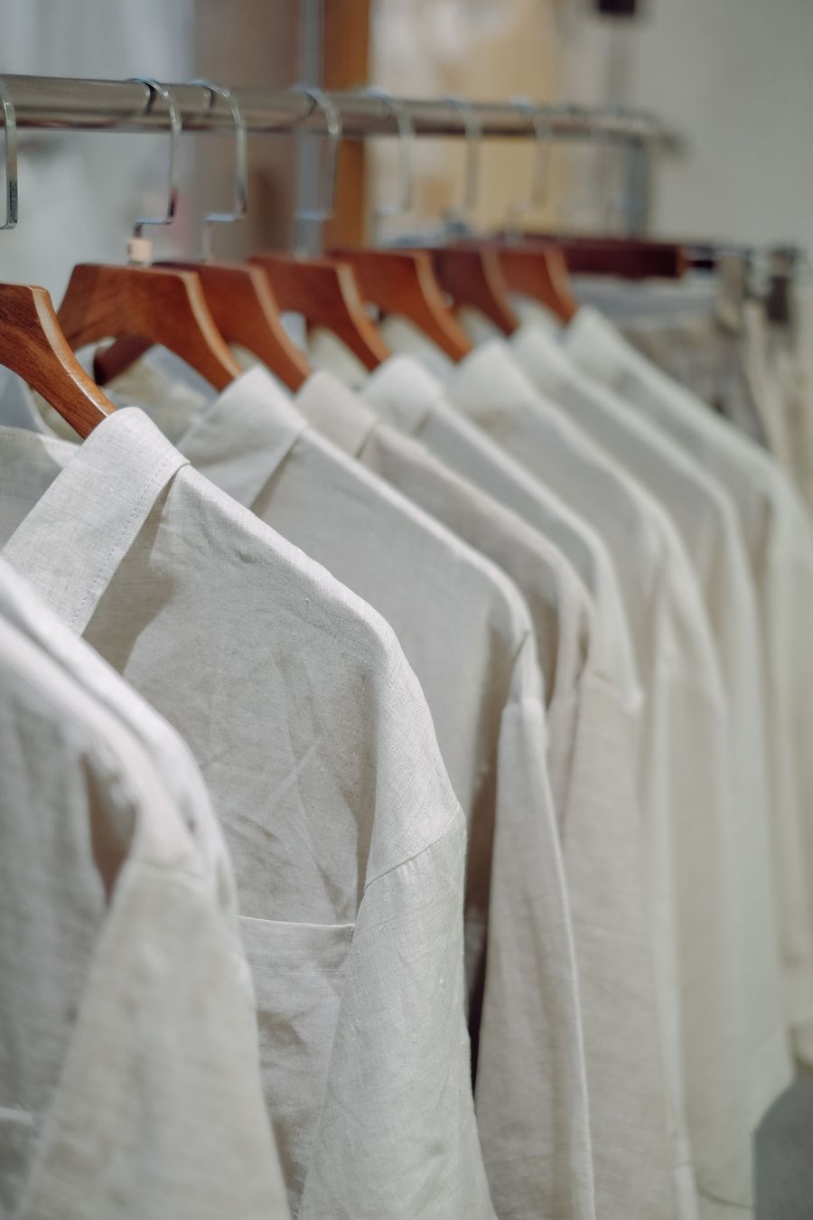 Camisas brancas de tecido plano em cabides