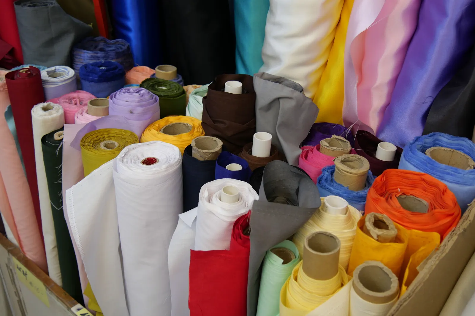 Rolos de tecido organizados no expositor de um distribuidor de tecidos